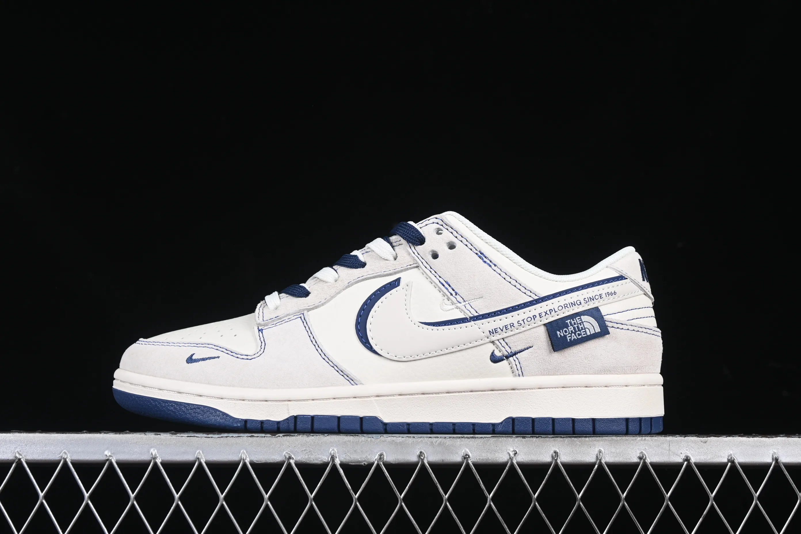 All Categories Nk SB Dunk Series Nk SB Dunk Low High-end Customized Low-top Shoes Nk SB Dunk Low North Face Co-branded Zhuba White Blue Hook Anniversary High-end Customized Low-top Casual Shoes DM6868-023
